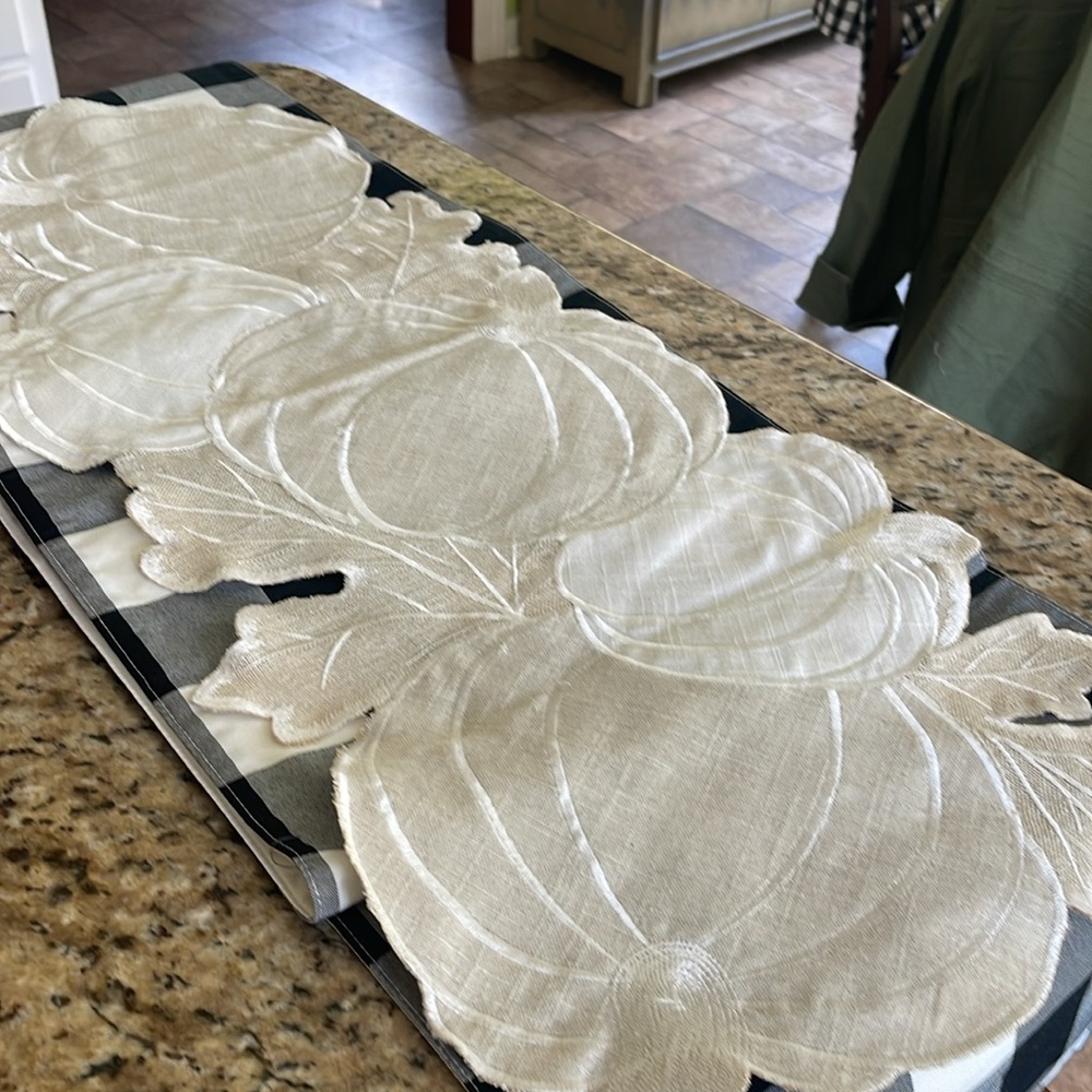 Table Runner perfect for fall - Picture 2 of 3